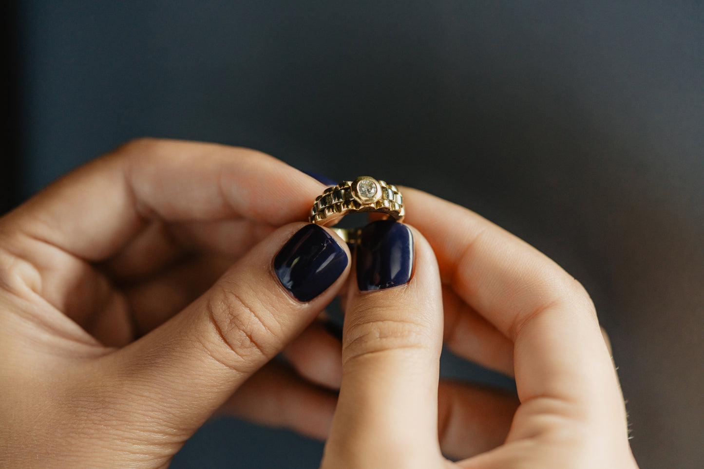 An unbelievably classy Austrian antique diamond solitaire dating back to the year 1925. This posh and heavy ring is crafted in solid 585 (14 karat gold) and has a high-end elegant look! The band is made in link chain style.