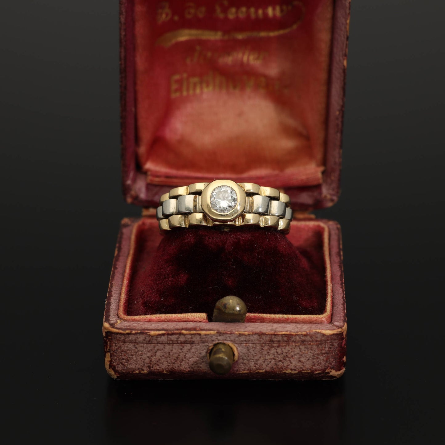 An unbelievably classy Austrian antique diamond solitaire dating back to the year 1925. This posh and heavy ring is crafted in solid 585 (14 karat gold) and has a high-end elegant look! The band is made in link chain style.