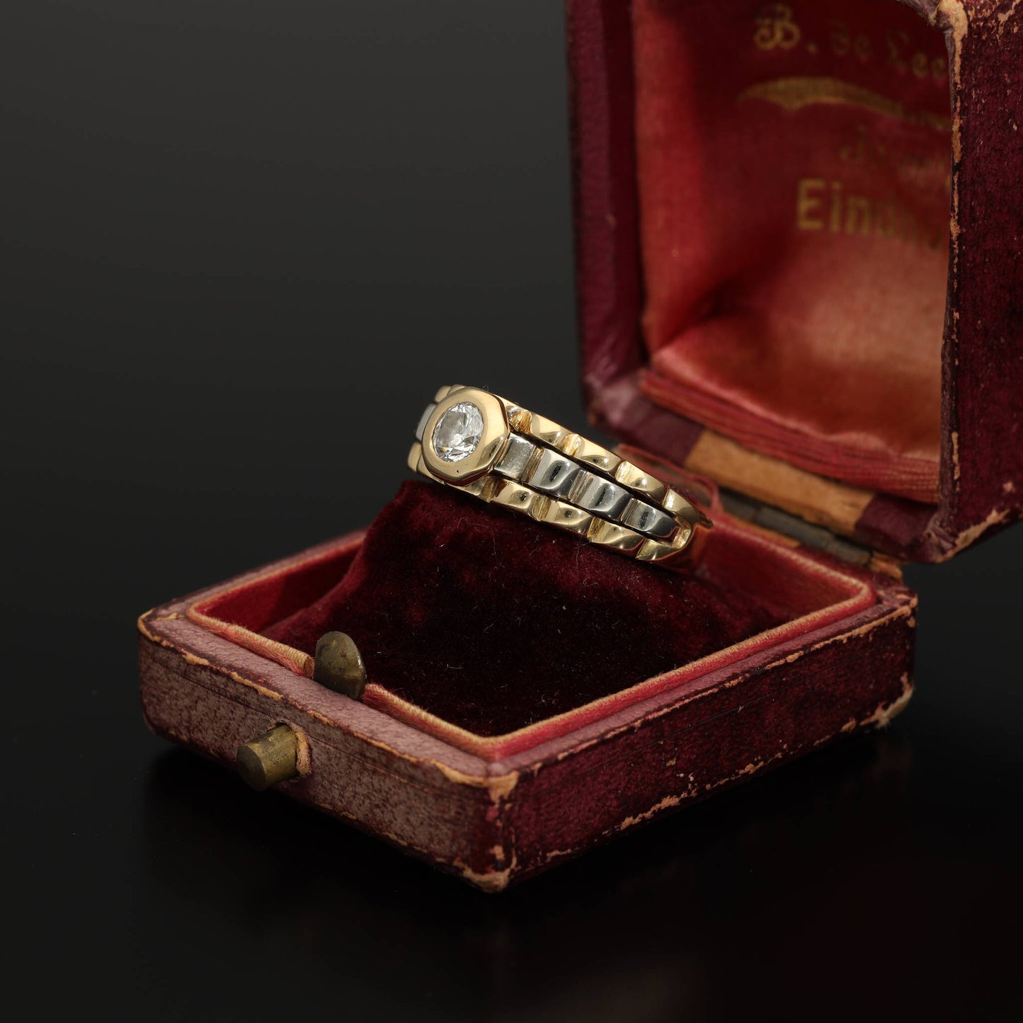 An unbelievably classy Austrian antique diamond solitaire dating back to the year 1925. This posh and heavy ring is crafted in solid 585 (14 karat gold) and has a high-end elegant look! The band is made in link chain style.