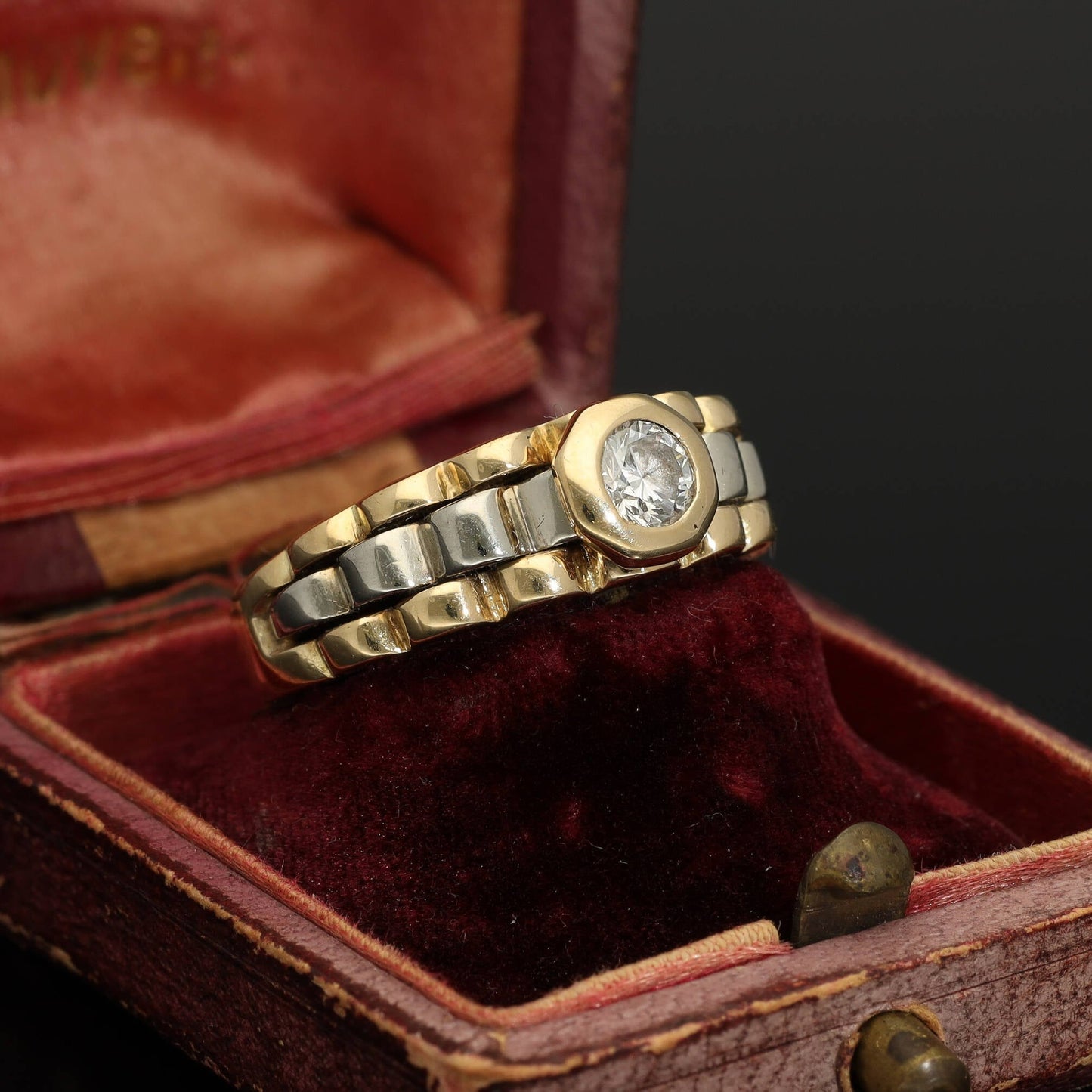 An unbelievably classy Austrian antique diamond solitaire dating back to the year 1925. This posh and heavy ring is crafted in solid 585 (14 karat gold) and has a high-end elegant look! The band is made in link chain style.