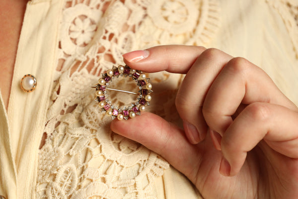 Art Deco Brooch with Rubies and Diamonds in solid 18k Gold and Platinum