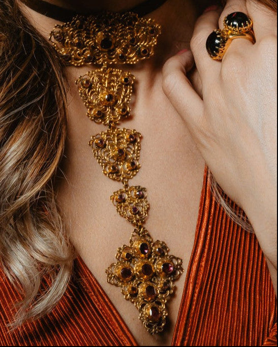 How to wear a antique gold necklace