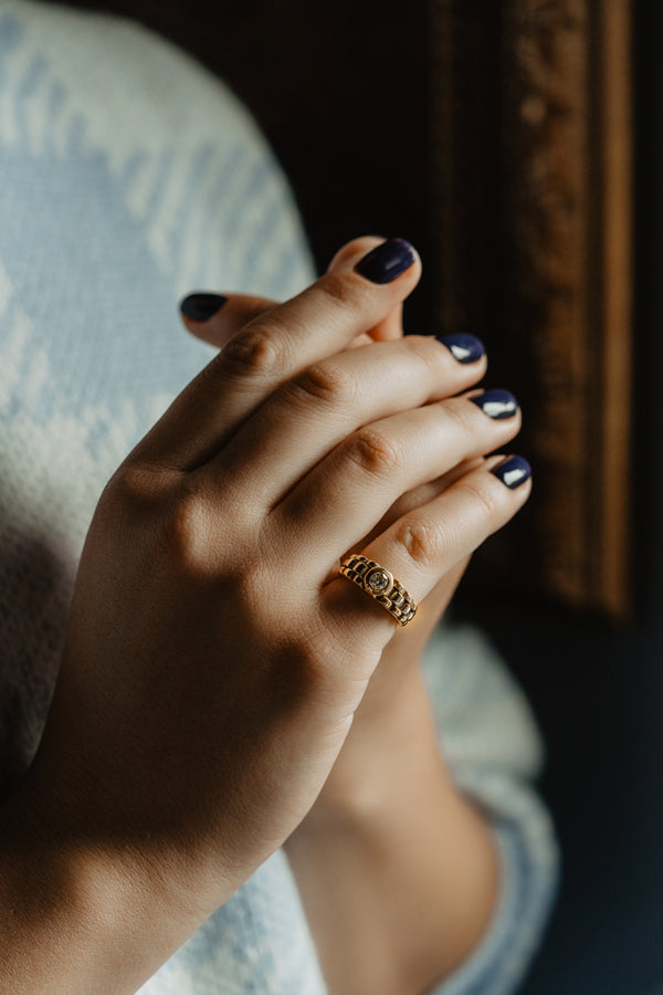 An unbelievably classy Austrian antique diamond solitaire dating back to the year 1925. This posh and heavy ring is crafted in solid 585 (14 karat gold) and has a high-end elegant look!  The band is made in link chain style.