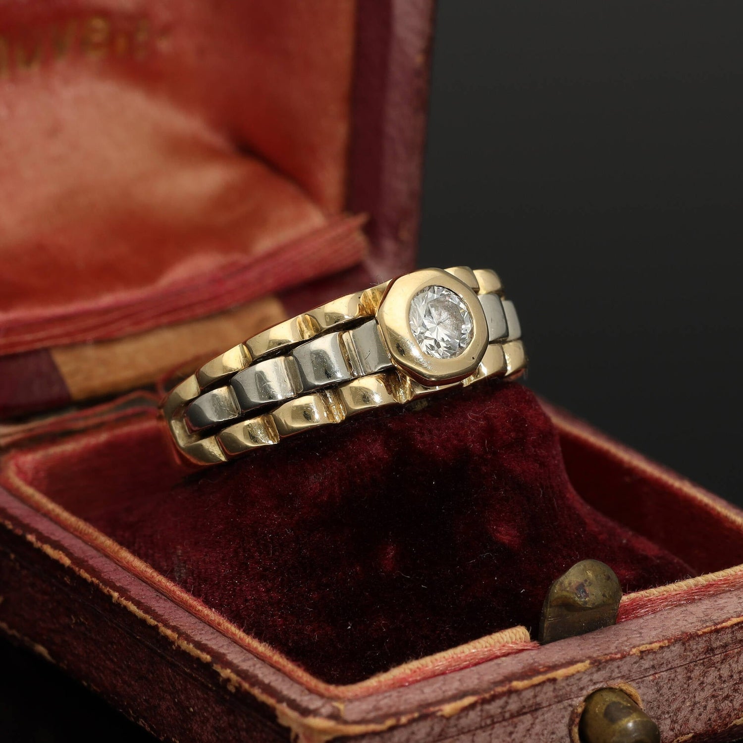 An unbelievably classy Austrian antique diamond solitaire dating back to the year 1925. This posh and heavy ring is crafted in solid 585 (14 karat gold) and has a high-end elegant look!  The band is made in link chain style.