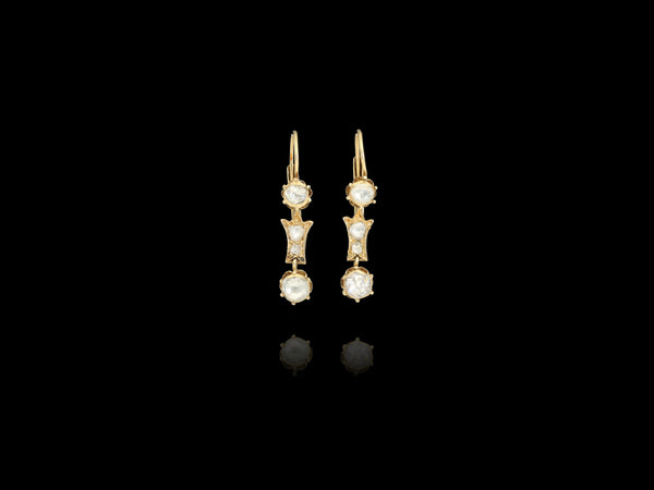 A classy and very feminine antique Victorian era pair of solid gold earrings! Made of solid 14 kt gold these earrings date back to mid-late 19th century and weight 4.3 grams.  The earrings are preserved in a superb condition.