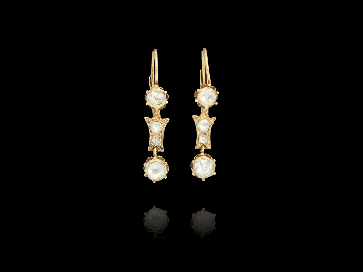 A classy and very feminine antique Victorian era pair of solid gold earrings! Made of solid 14 kt gold these earrings date back to mid-late 19th century and weight 4.3 grams.  The earrings are preserved in a superb condition.