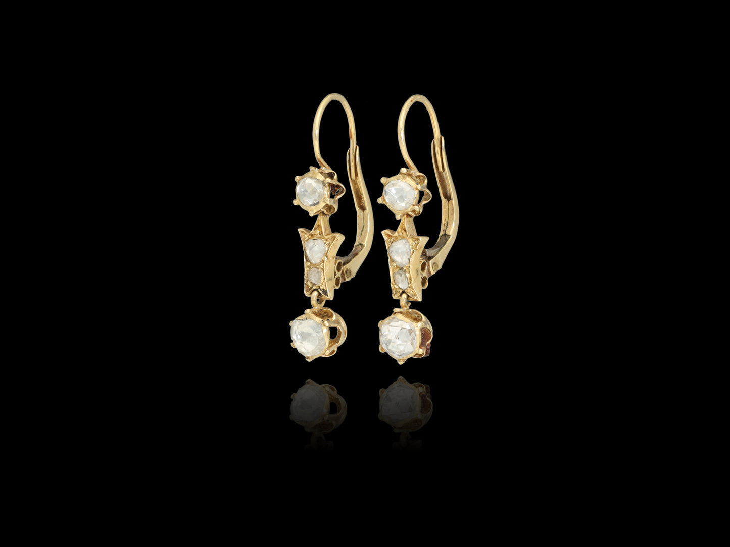 A classy and very feminine antique Victorian era pair of solid gold earrings! Made of solid 14 kt gold these earrings date back to mid-late 19th century and weight 4.3 grams.  The earrings are preserved in a superb condition.
