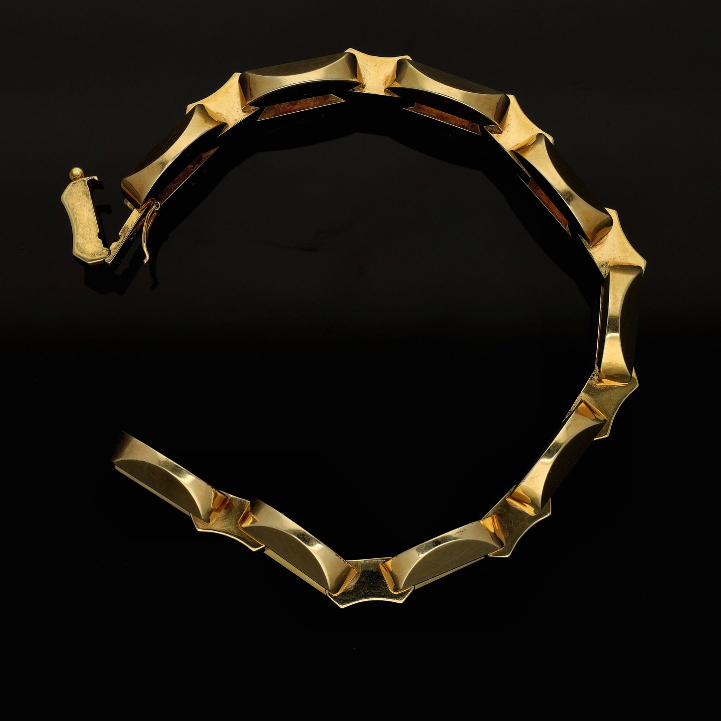 A perfect daily Art Deco statement chain link bracelet, this solid 14k gold vintage bracelet is to die for!  Beuatiful geometric bracelet with a heavy and nice-feel body of a bit over 35 grams!