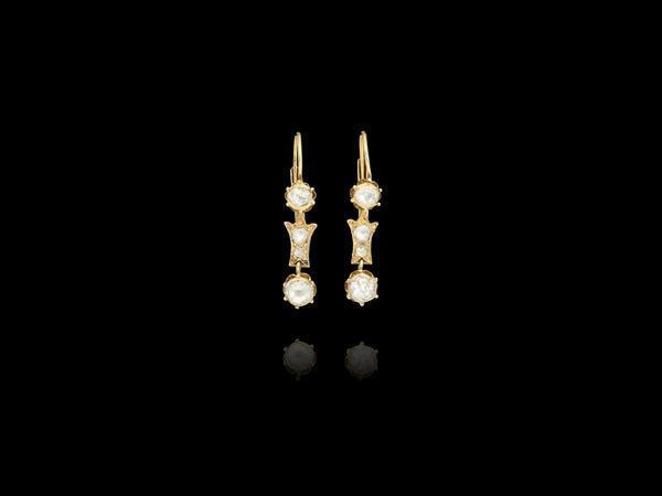 A classy and very feminine antique Victorian era pair of solid gold earrings! Made of solid 14 kt gold these earrings date back to mid-late 19th century and weight 4.3 grams.  The earrings are preserved in a superb condition.