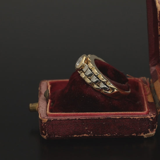 An unbelievably classy Austrian antique diamond solitaire dating back to the year 1925. This posh and heavy ring is crafted in solid 585 (14 karat gold) and has a high-end elegant look!  The band is made in link chain style.